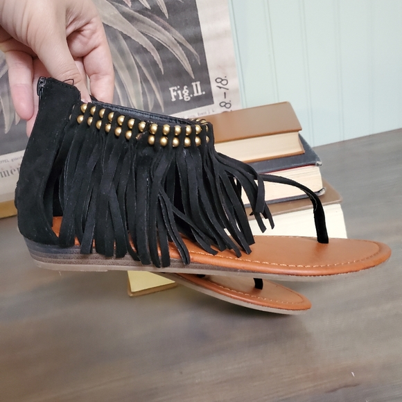 Olivia Miller BoHo Sandals Hippie Fringe Thong Faux Leather Gold Stud womens 8 - Picture 9 of 11